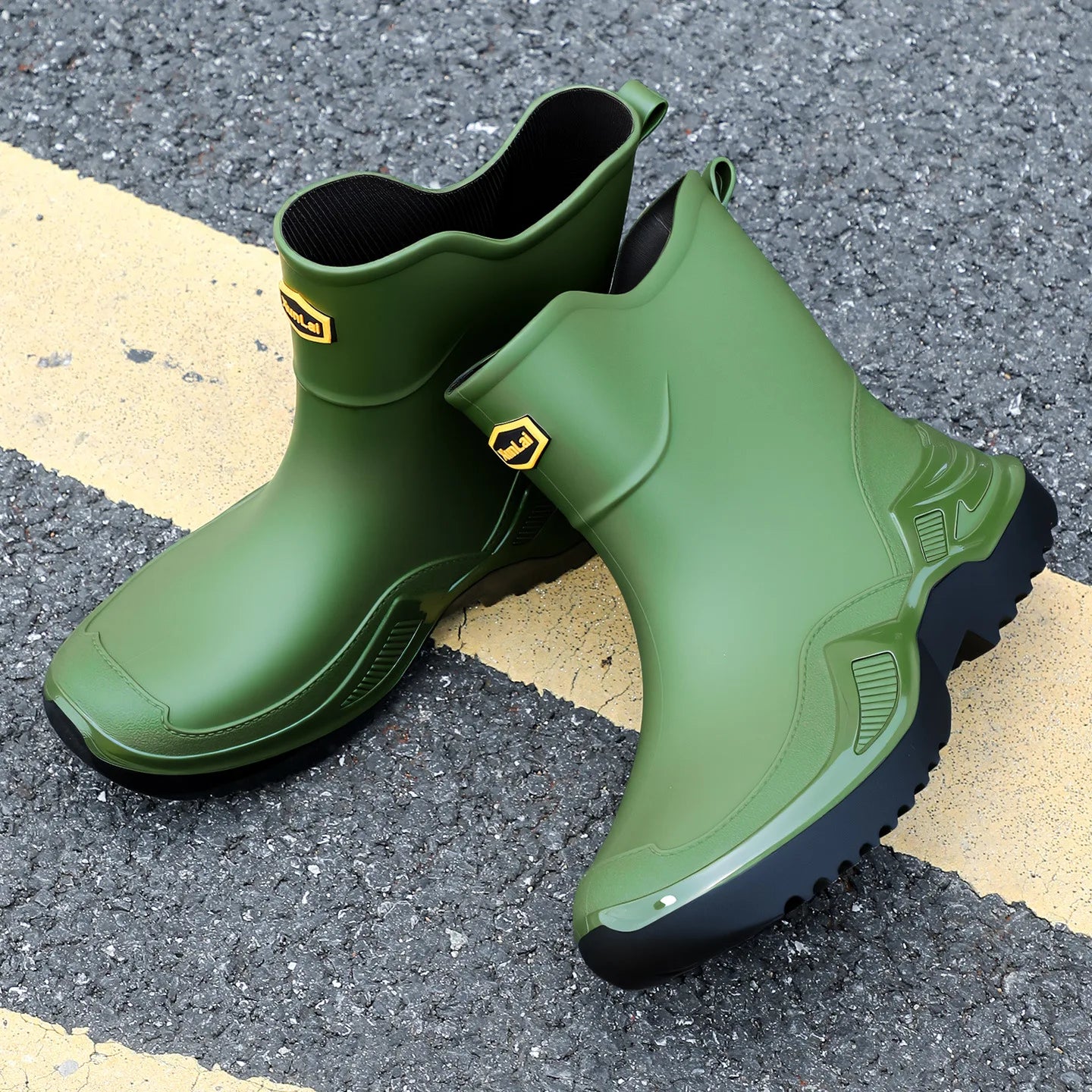 Trendy Men's Medium and Short Tube Rain Boots Outdoor Sports Rubber Shoes Thickened Widened Non-slip Comfortable Rain Boots New