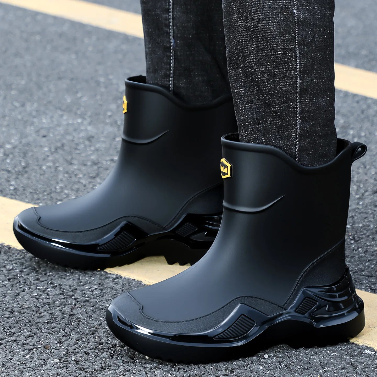 Trendy Men's Medium and Short Tube Rain Boots Outdoor Sports Rubber Shoes Thickened Widened Non-slip Comfortable Rain Boots New